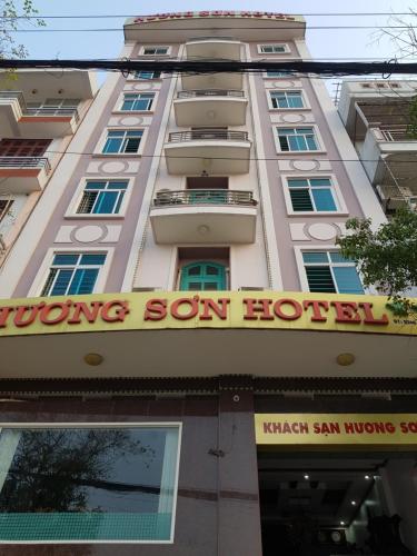 Bắc GiangKhách Sạn Hương Sơn的带有错误儿子酒店标志的建筑