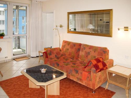 奥斯特西巴德钦诺维茨Apartment Zur Düne II by Interhome的客厅配有沙发和桌子