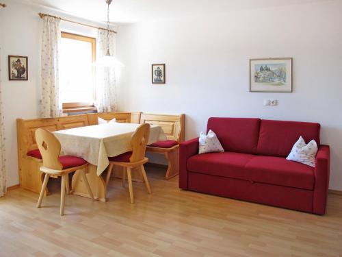 马兰扎Apartment Obermüllerhof-2 by Interhome的客厅配有红色的沙发和桌子
