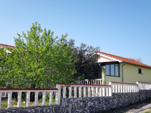 泽瑟沃Holiday Home Camp Marko - ROZ335 by Interhome的黄色房子前面的白色围栏