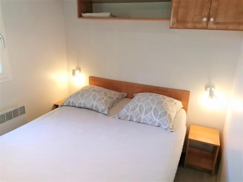 Saint-Hilaire-de-TalmontST MARTIN 46 - Cayola - Piscines chauffees的卧室配有白色的床和2个枕头
