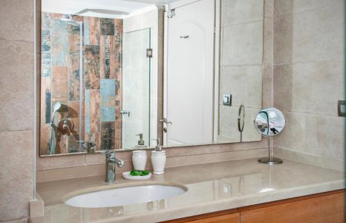 埃亚玛琳娜奈奇多Mirtos Cozy House的一间带水槽和镜子的浴室