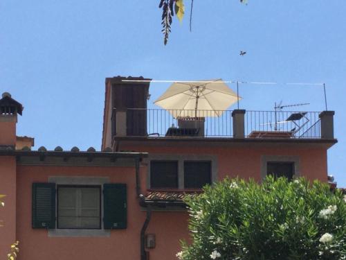 布蒂Apartment Appartamento Valle Verde by Interhome的坐在大楼顶上的白色雨伞
