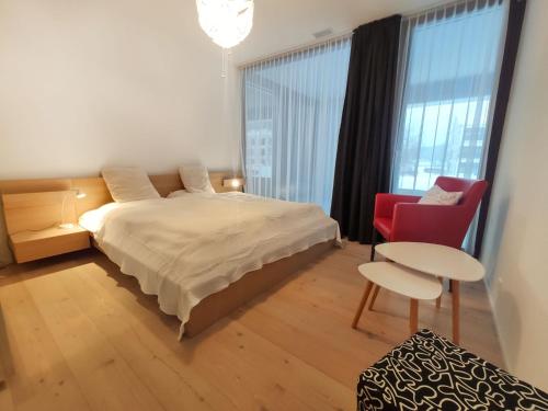 达沃斯Apartment Seewiesenstrasse by Interhome的卧室配有1张床、1张桌子和1把椅子