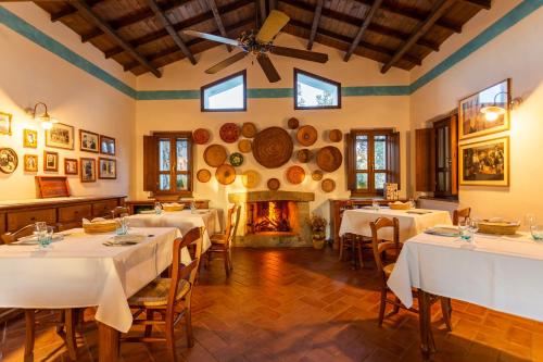 多尔加利Agriturismo Canales的一间带桌子和壁炉的用餐室