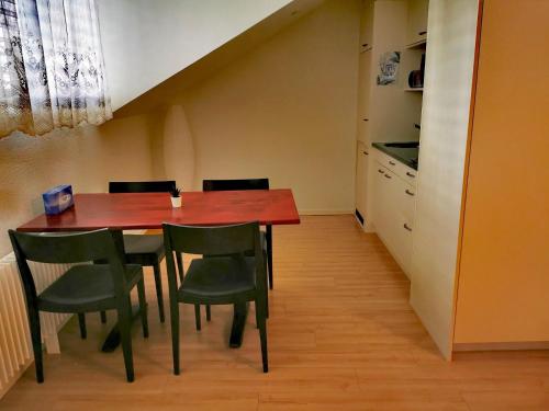 图恩Apartment B&B am Berntor by Interhome的一间带木桌和椅子的用餐室