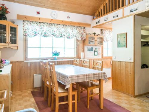 塔库沃里Holiday Home Tintintaival 2 a 8 by Interhome的厨房配有桌椅和窗户。