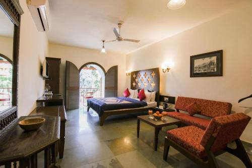 拉杰果德Heritage Khirasara Palace的客厅配有沙发和1张床
