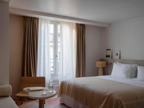 巴黎Nuage的酒店客房设有床和窗户。
