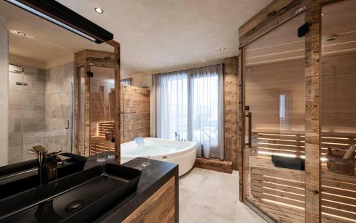 基茨比厄尔LaMonte Luxury Apartments的带浴缸、水槽和浴缸的浴室