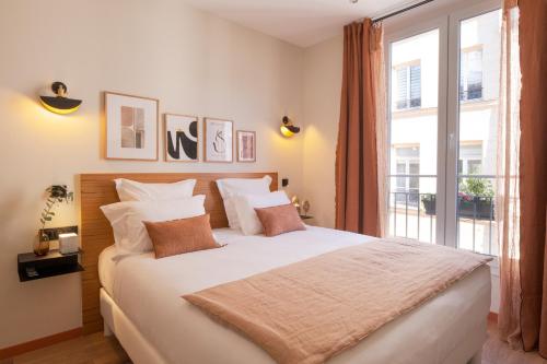 巴黎Tinah Paris, Aboukir的卧室配有一张大白色床和窗户