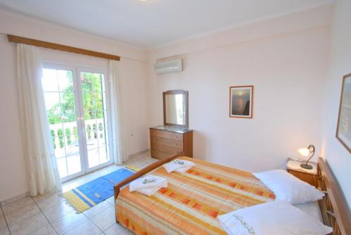 Porto OziasDolphin House的一间卧室设有一张床和一个大窗户