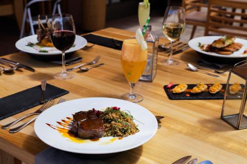 圣佩德罗·德·阿塔卡马卡萨唐托马斯酒店的餐桌,带食物盘和酒杯