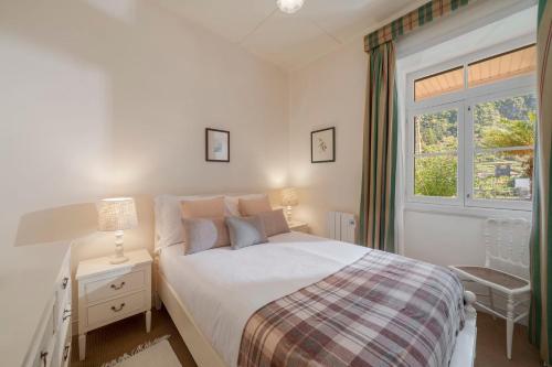 圣维森特Casa dos Terços by An Island Apart的卧室配有白色的床和窗户。
