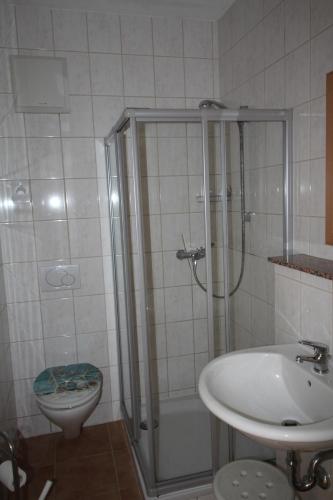 莱茵河畔洛尔希罗斯勒酒庄酒店的带淋浴、卫生间和盥洗盆的浴室