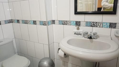 特鲁希略斯多诺拉斯昆特纳斯旅舍的白色的浴室设有水槽和卫生间。