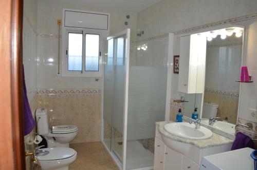 克尤伯厄拉斯Vista Cunit的浴室配有卫生间、盥洗盆和淋浴。