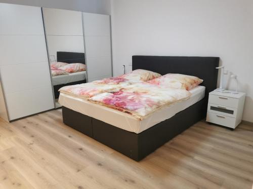 诺特海姆Ferienwohnung Northeim City的一间卧室配有一张床和两面镜子