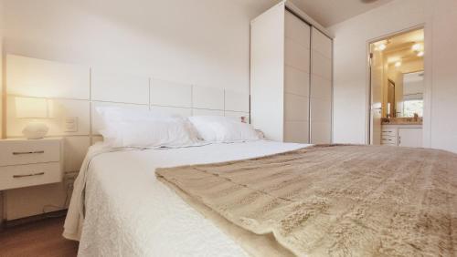 圣保罗Apartamento 50m2 Hospital Einstein Morumbi的白色卧室设有一张大床和镜子