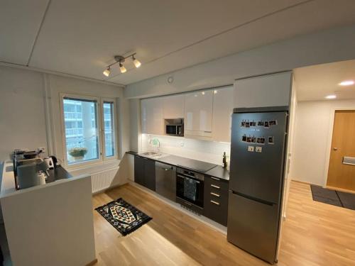 Modern two bedroom apartment near Helsinki Airport的厨房或小厨房