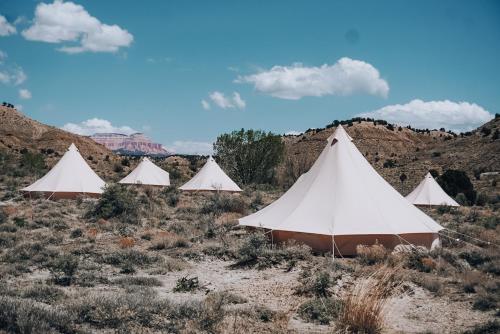 佳能威尔Wander Camp Bryce Canyon - Escalante的沙漠中的白色帐篷