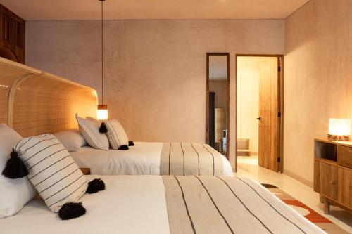 瓦哈卡市Casa Antonieta的酒店客房带两张床和一间卧室