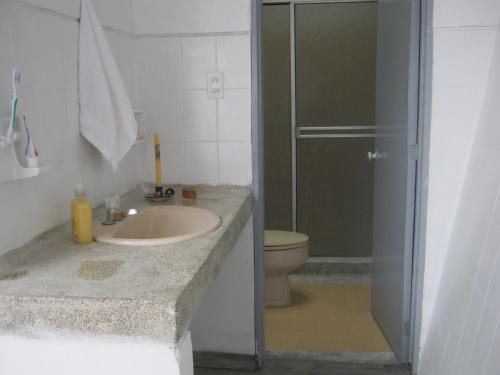 马尼萨莱斯ANGIE`s HOUSE的浴室配有盥洗盆、淋浴和卫生间