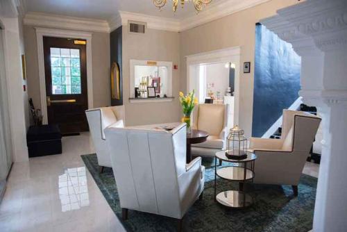 萨克拉门托Sterling Hotel的客厅配有白色家具和吊灯。