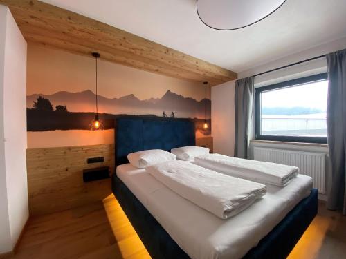 齐勒河谷采尔Landhaus Rohrmoser的一间卧室设有一张大床和一个大窗户
