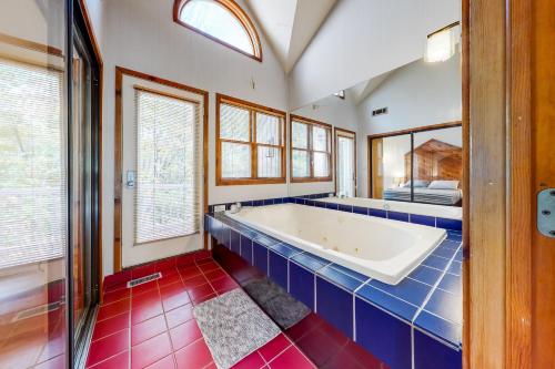 东斯特劳兹堡Mountainside Oasis的带浴缸和红色瓷砖的大浴室