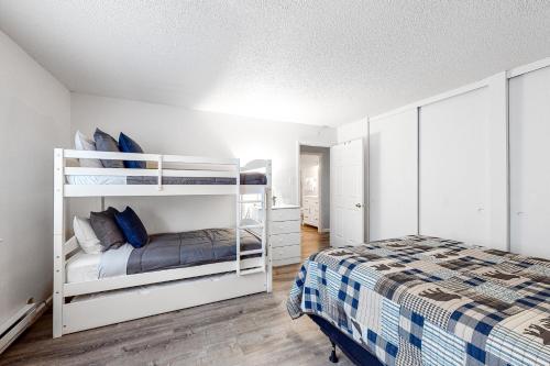 斜坡村North Tahoe Nest的一间卧室配有两张双层床和一张床