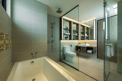 大山脚Citadines Prai Penang的带浴缸、卫生间和淋浴的浴室。