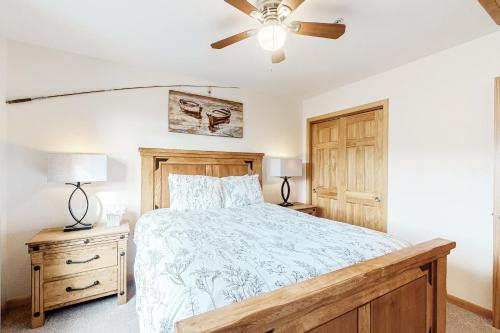 格兰德莱克Bald Mountain Views的一间卧室配有一张床和吊扇