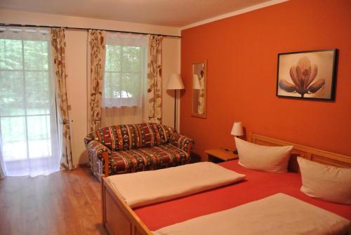 林德伯格紫薇斯洛德豪斯酒店的客厅配有沙发和椅子
