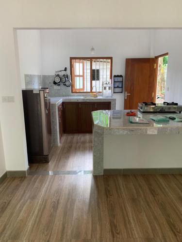 乌纳瓦图纳Zentinal的空厨房,铺有木地板,配有台面