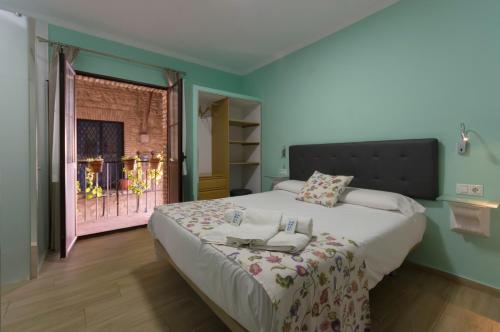 科尔多瓦普尔塔德拉卢纳旅馆的一间卧室设有一张大床和一个窗户。