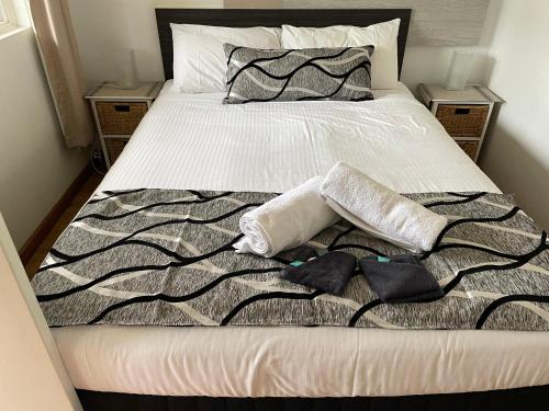 福斯特福斯特和瓦利斯湖汽车旅馆的一张大床,配有两个枕头