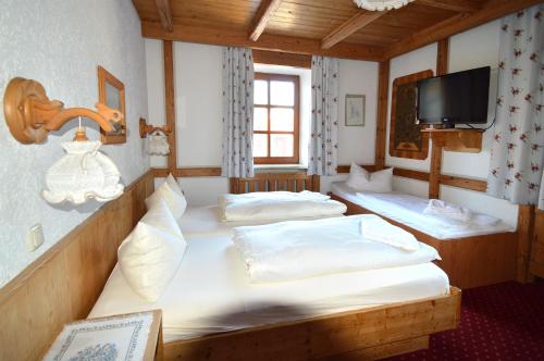 基弗斯费尔登祖尔帕斯特酒店的配有电视的客房内的两张单人床