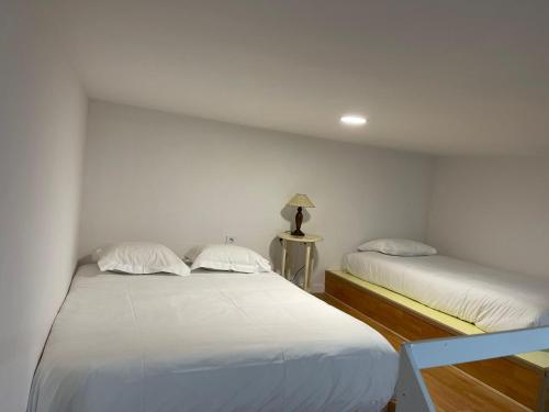 马德里索尔马约尔公寓的白色墙壁客房的两张床