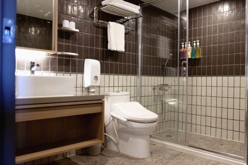 员林康桥商旅 - 员林馆 的浴室配有卫生间、盥洗盆和淋浴。