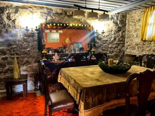 卡拉利特斯Αρχοντικό Βογιάρου的一间设有桌子和石墙的用餐室