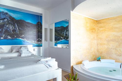 阿尔盖罗Sunshine Charming Houses的带浴缸、床和浴缸的浴室