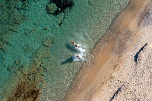 阿里克海滩Villa Alyko的海洋中游泳者的空中景观