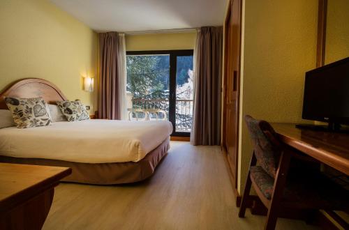 阿林萨尔Hotel Sant Gothard的酒店客房设有一张床和一个阳台。