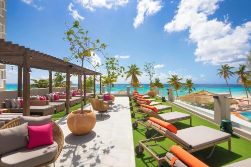 基督教堂市O2 Beach Club & Spa All Inclusive by Ocean Hotels的海景度假酒店