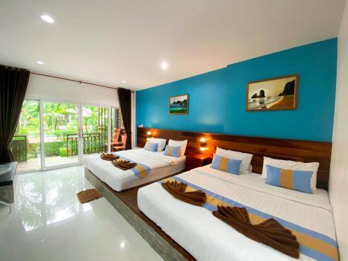 Hatzanda Lanta Resort - SHA Extra Plus客房内的一张或多张床位