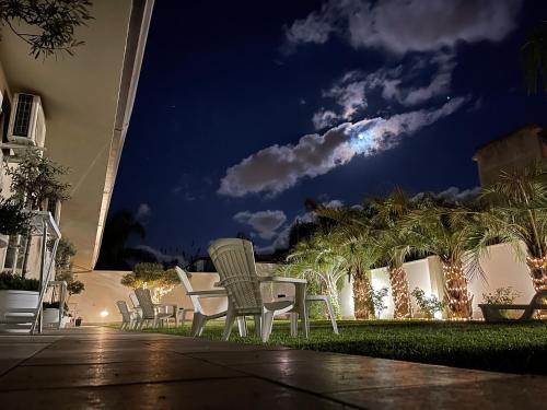 泰拉西尼Amantea Monument的一群椅子在晚上坐在庭院里