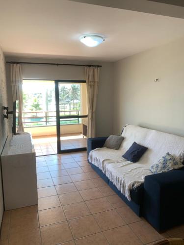 阿奎拉兹Apartamento no Aquaville Resort, do lado da sombra e perto da praia的一间卧室设有一张床和一个大窗户