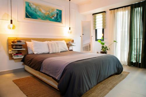 阿基欧斯尼古拉斯Soho #1 Luxurious apartment in Saint Nicolas的一间卧室,卧室内配有一张大床