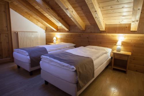 博尔米奥lareit appartamenti的木墙客房的两张床